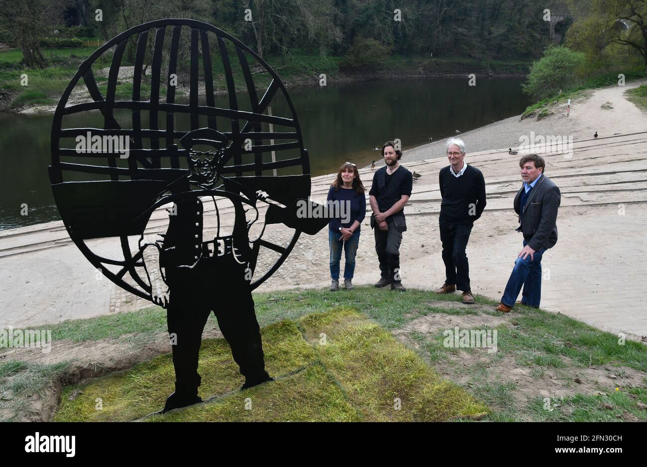 La scultura in ferro dell'uomo del coracolo di Ironbridge Tommy Rogers con LtoR Marion Blockley, lo scultore Luke Perry, Graham Peet, Wayne Owen (parente del Rog Foto Stock
