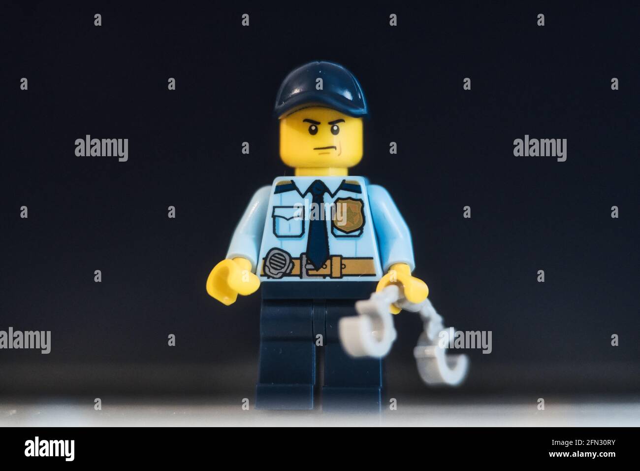 MONACO di BAVIERA, GERMANIA - 12 maggio 2021: LEGO figura di un poliziotto in piedi di fronte a sfondo nero. Concetto di sistema di polizia e giustizia Foto Stock MONACO di BAVIERA, GERMANIA - 12 maggio 2021: LEGO figura di un poliziotto in piedi di fronte a sfondo nero. Concetto di sistema di polizia e giustizia Foto Stock