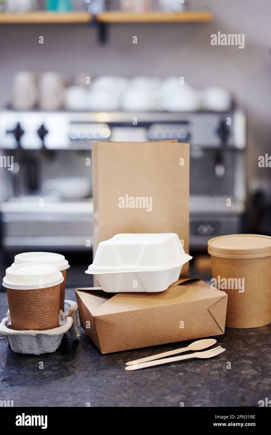Confezionamento sostenibile e riciclabile di alimenti da asporto al bancone della caffetteria Foto Stock