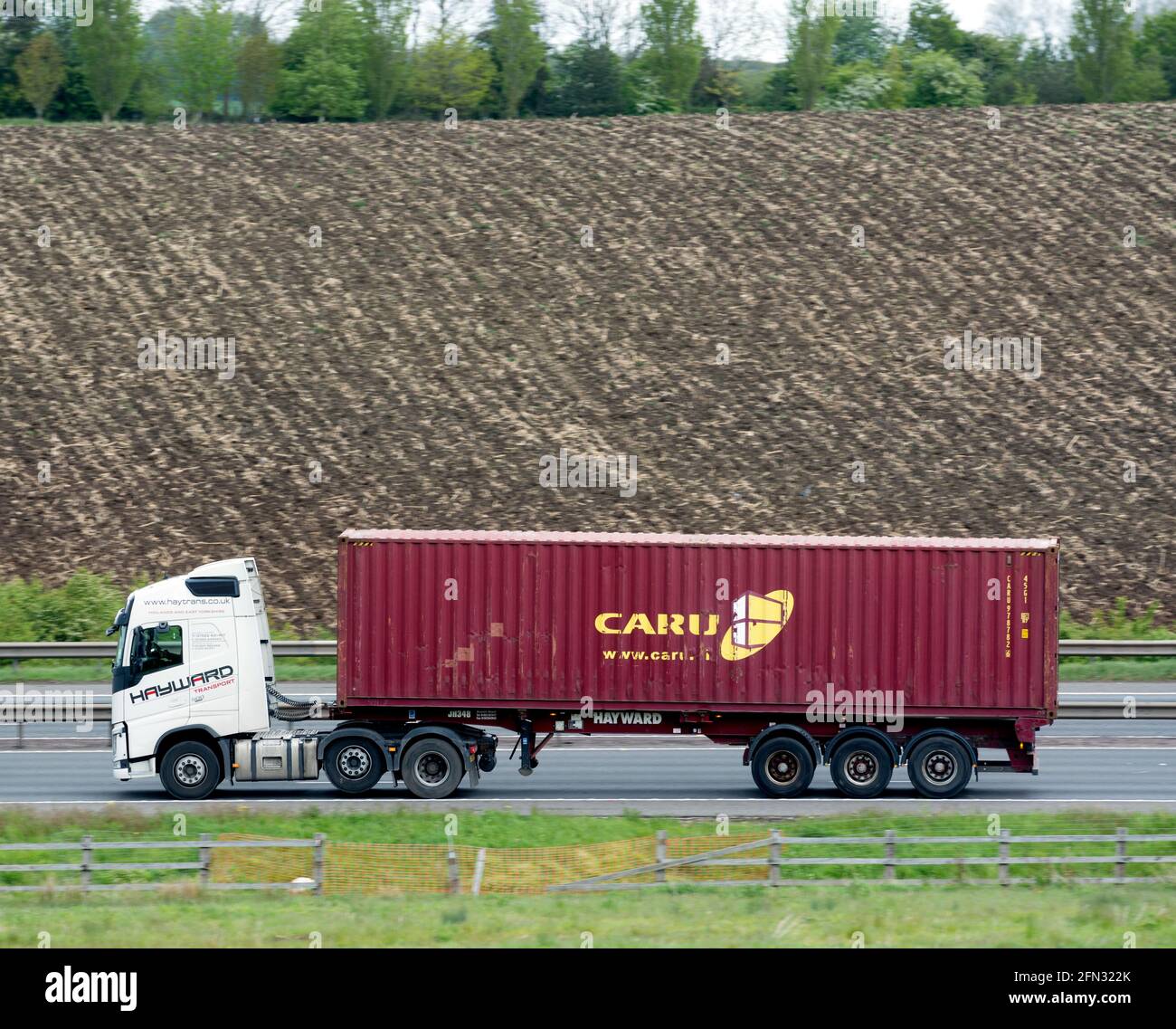 Un contenitore per spedizioni CARU trasportato sull'autostrada M40, Warwickshire, Regno Unito Foto Stock
