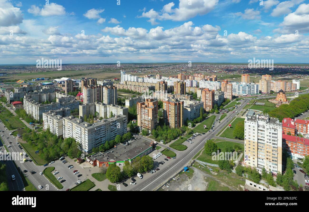 STARIY OSKOL, RUSSIA - 12 MAGGIO 2021: Vista aerea dei paesaggi urbani di una città provinciale russa Foto Stock