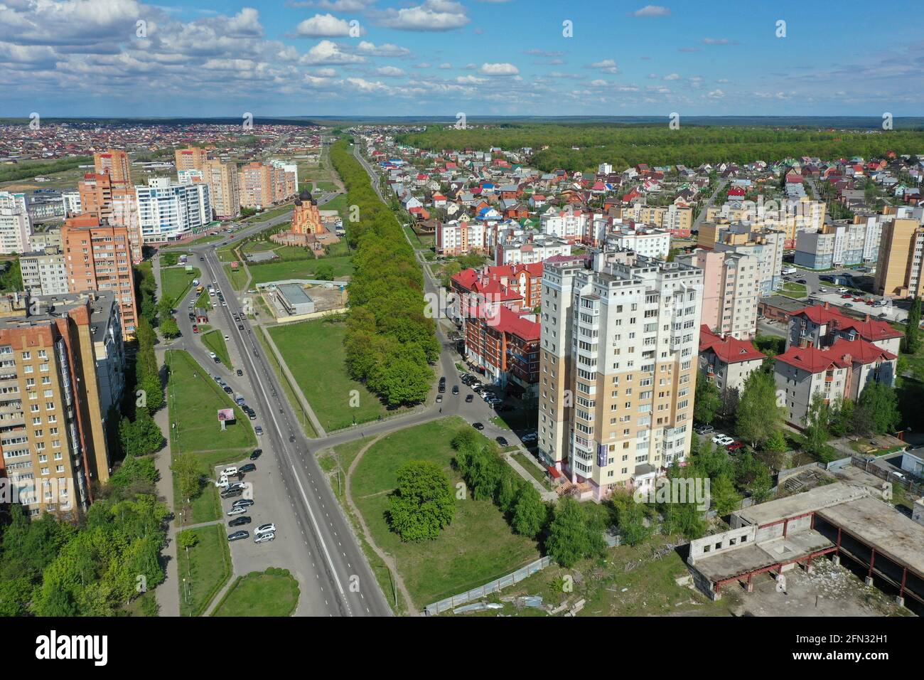 STARIY OSKOL, RUSSIA - 12 MAGGIO 2021: Vista aerea dei paesaggi urbani di una città provinciale russa Foto Stock