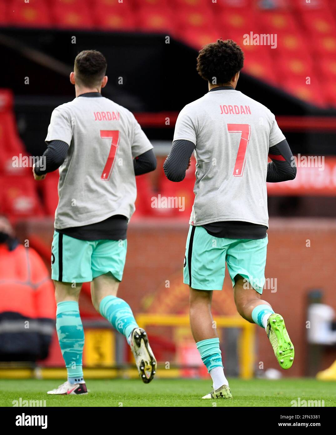 I giocatori di Liverpool indossano una t-shirt di riscaldamento con "Jordan" sul retro come tributo a Jordan Banks, recentemente ucciso da un fulmine a Blackpool, prima della partita della Premier League a Old Trafford, Manchester. Data immagine: Giovedì 13 maggio 2021. Foto Stock