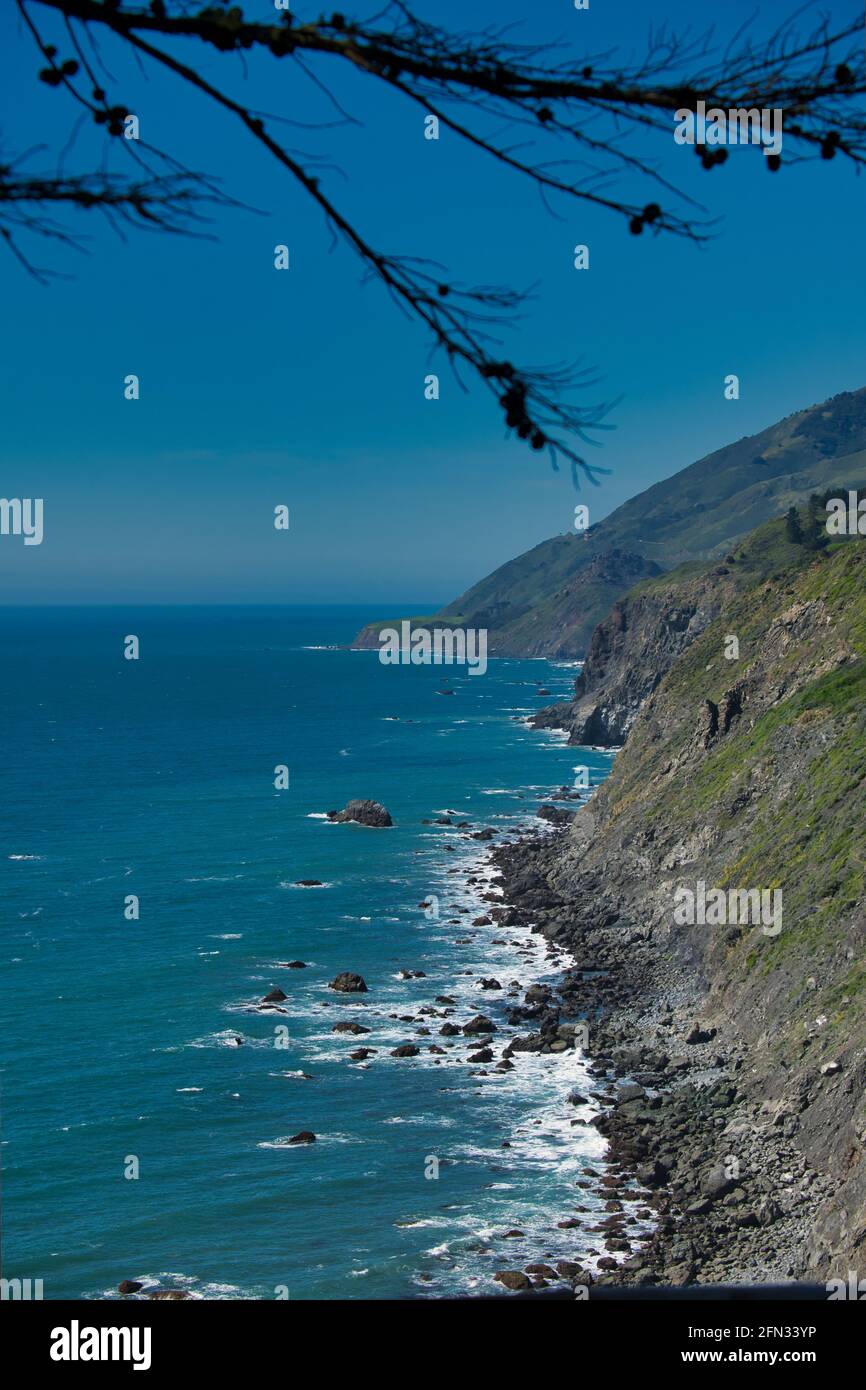 Big sur. Questo scatto è stato durante la guida lungo la Pacific Coast Highway, California. Splendida vista dove terra e acqua si incontrano. Foto Stock