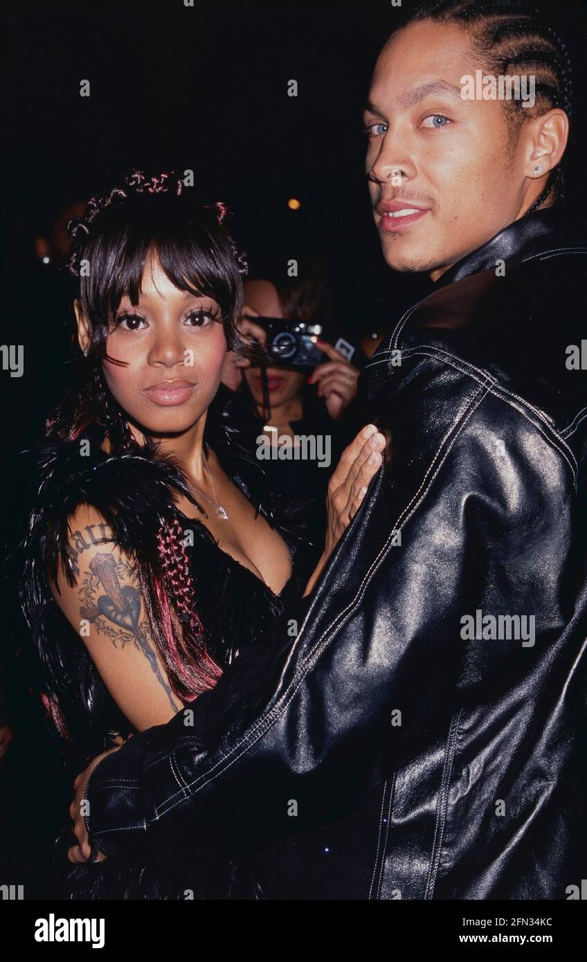 Lopes of TLC e il fidanzato Shawn Newman di Lisa 'Left Eye' partecipano al After-party degli Essence Awards presso la Rainbow Room di New York il 14 aprile 2000. Foto: Henry McGee/MediaPunch Foto Stock