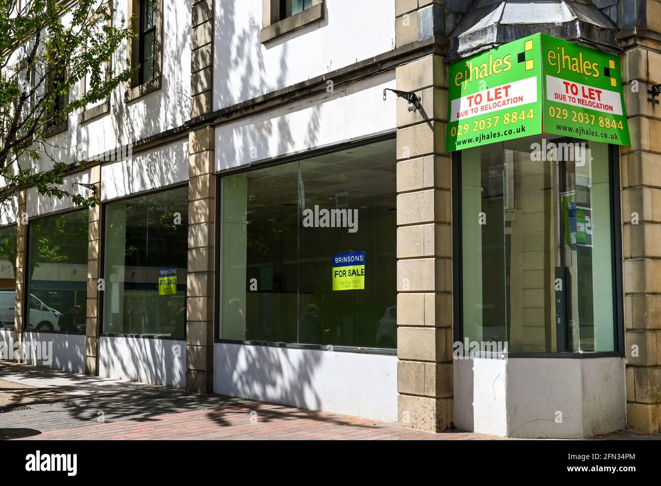 Merthyr Tydfil, Galles - Maggio 2021: Firma di un'agenzia immobiliare che fa pubblicità ad un negozio vuoto da lasciare nel centro di Merthyr Tydfil Foto Stock
