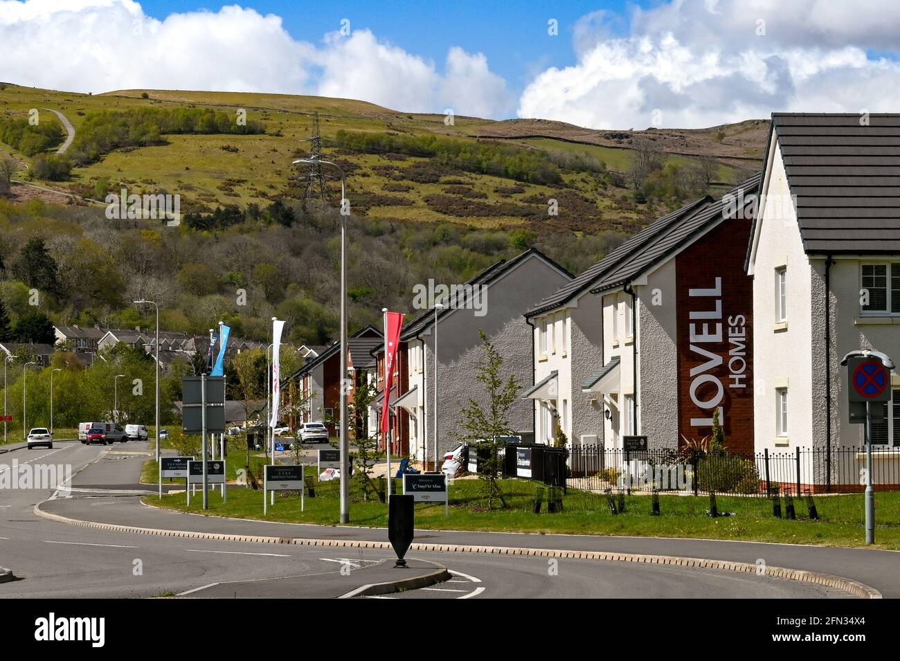 Merthyr vale, Galles - Maggio 2021: Nuove case distaccate su un complesso residenziale vicino a Merthyr Tydfil. Le case sono costruite sul sito di un vecchio collery. Foto Stock