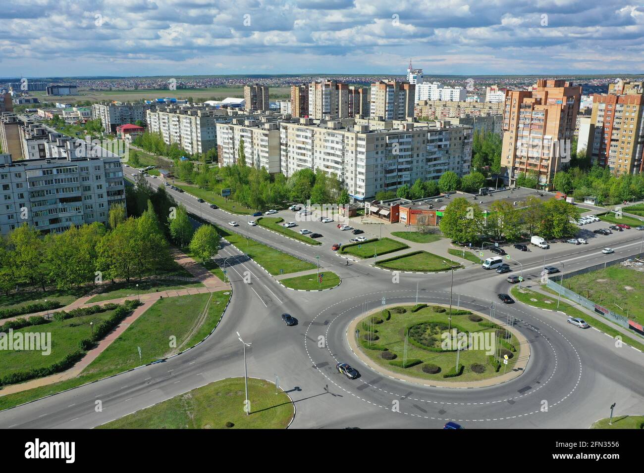 STARIY OSKOL, RUSSIA - 12 MAGGIO 2021: Vista aerea della tangenziale e degli edifici residenziali urbani Foto Stock