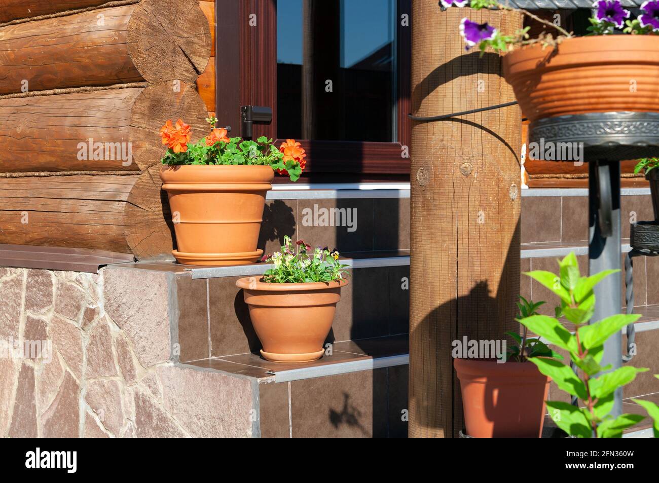 Frammento di casa di legno di tronchi con ingresso decorato. Scena rurale. Stile di vita rurale. Foto Stock