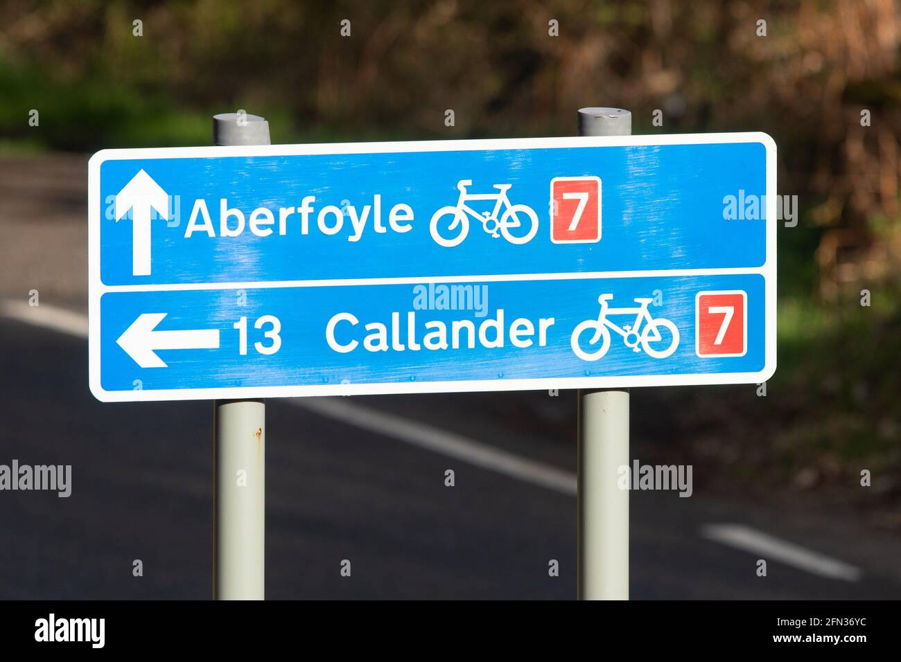 Segnale stradale National Cycle Network Route 7, Aberfoyle, Scozia, Regno Unito Foto Stock