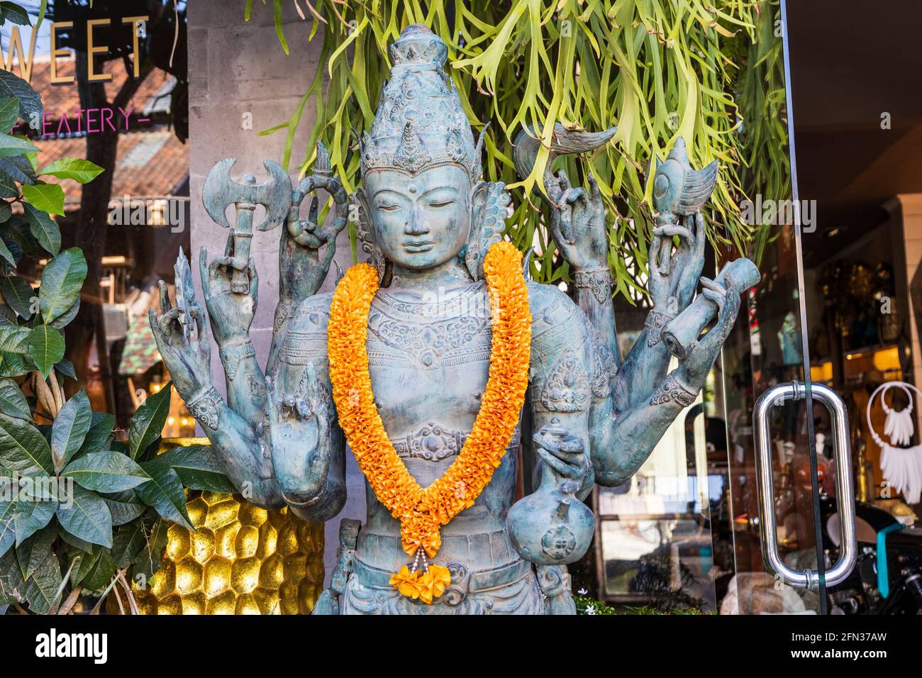 Statua di Shiva fuori di un ristorante, Ubud, Bali, Indonesia, Sud-est asiatico, Asia Foto Stock
