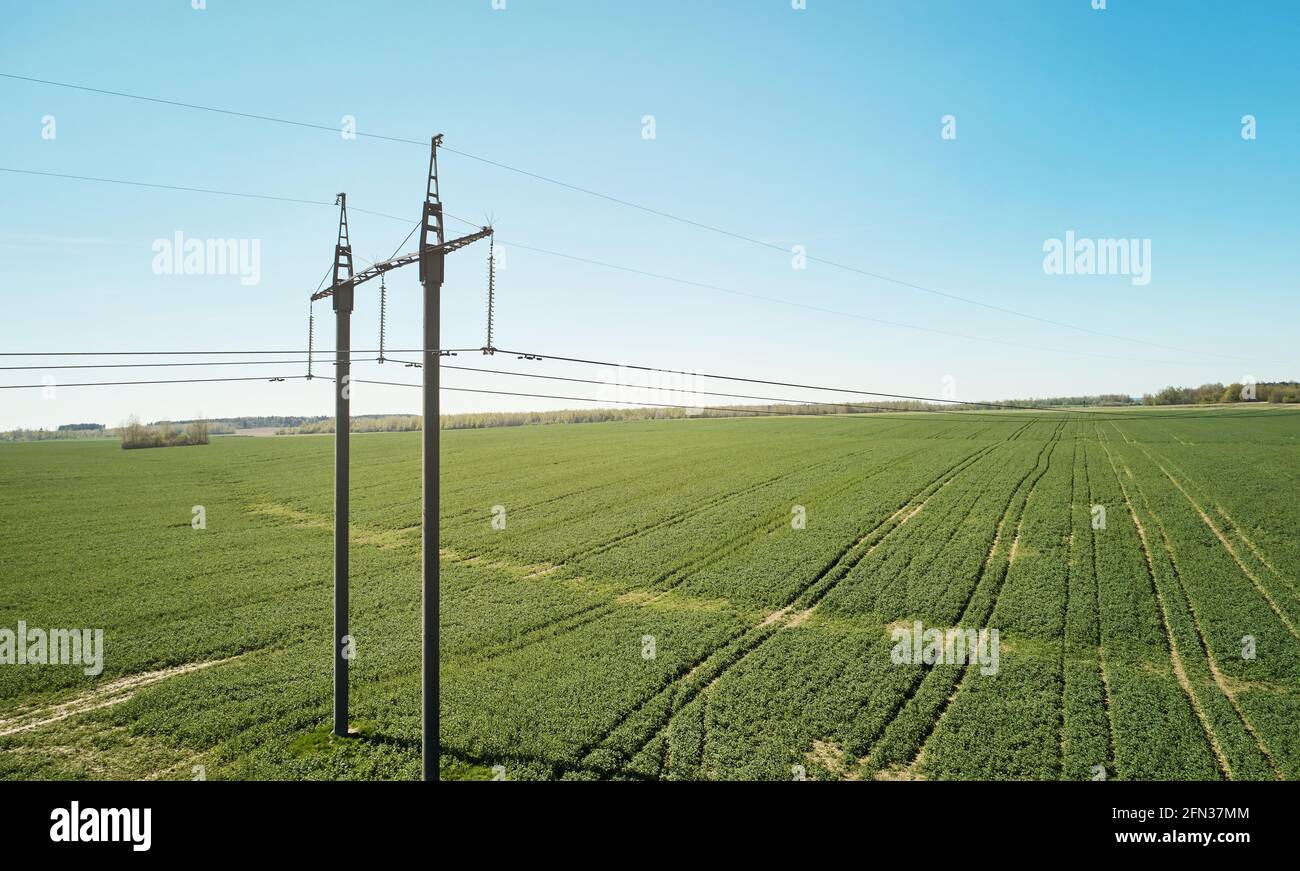 Tema trasmissione di potenza elettrica. Cavi a torre per l'energia elettrica Foto Stock