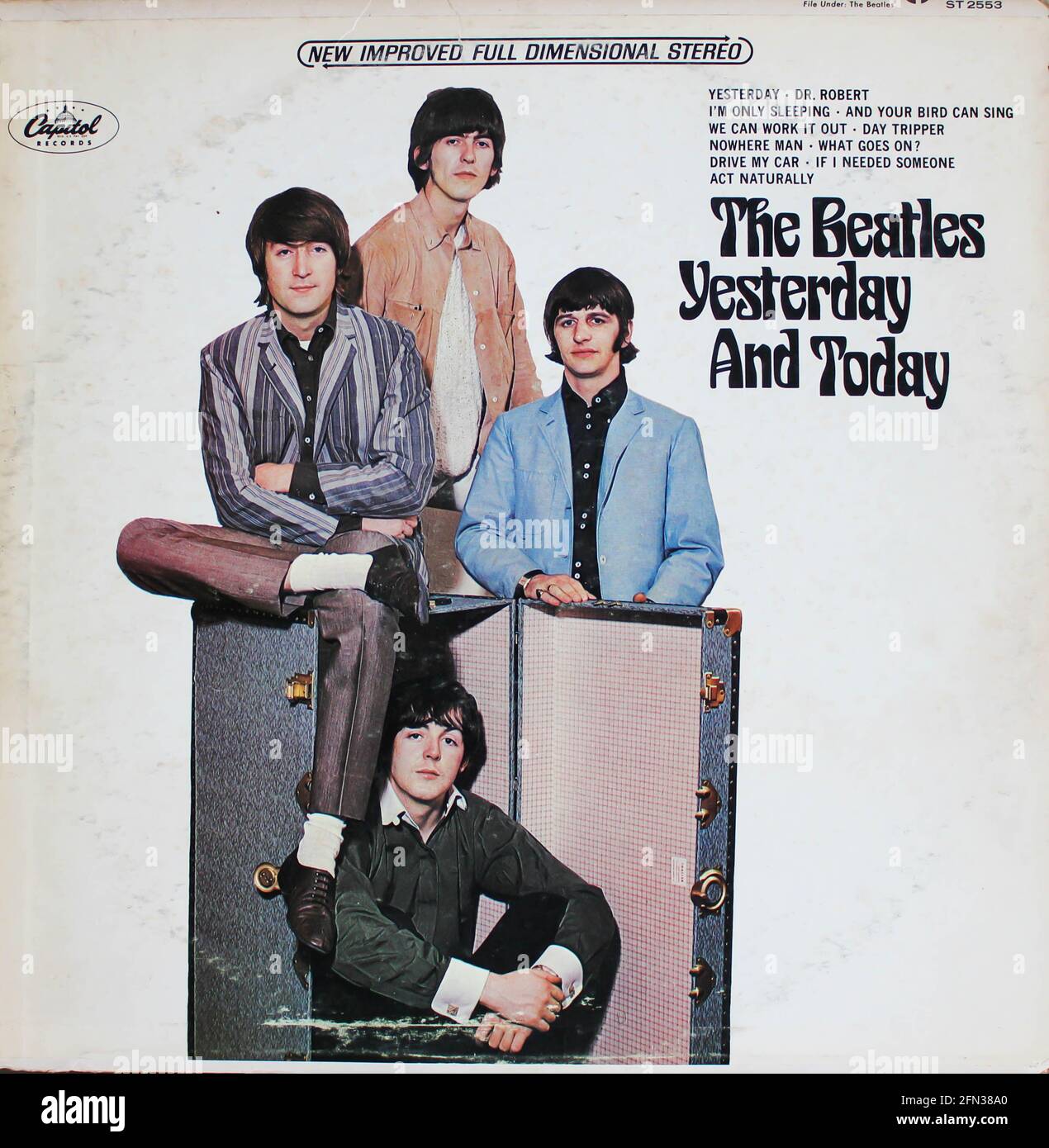 Gruppo rock inglese l'album musicale Beatles su disco LP con dischi in  vinile. Titolo: Ieri e oggi copertina dell'album Foto stock - Alamy