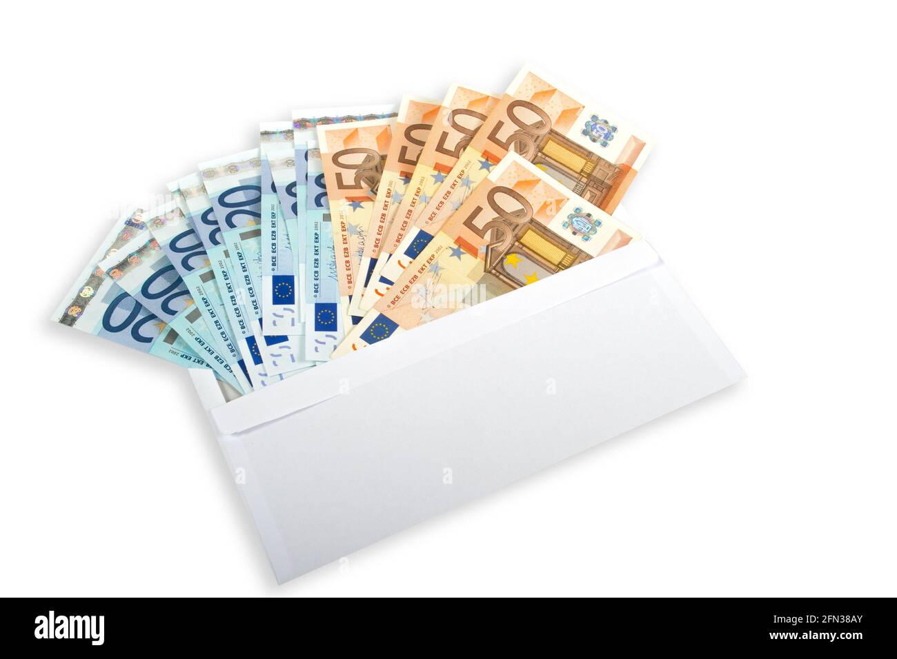 Busta bianca con banconote da 50 e 20 euro. Foto Stock
