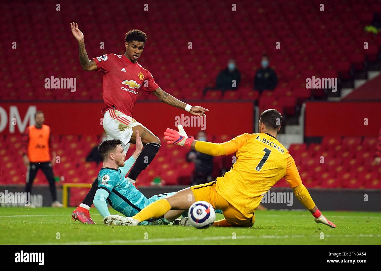 Marcus Rashford di Manchester United segna il secondo gol della partita durante la partita della Premier League a Old Trafford, Manchester. Data immagine: Giovedì 13 maggio 2021. Foto Stock