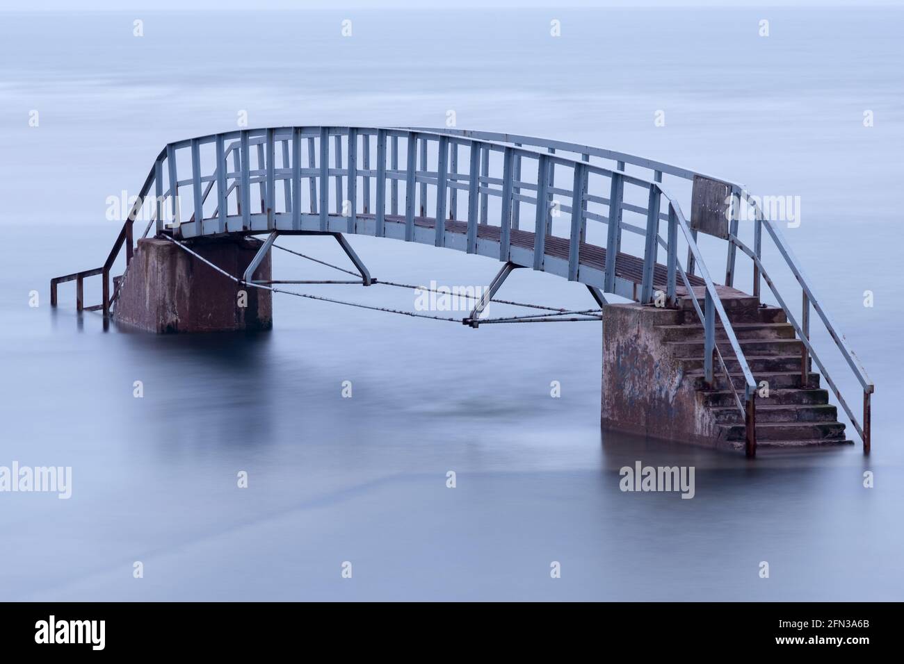 Belhaven Bridge, Dunbar conosciuto anche come il Ponte di Nowhere è spesso parzialmente sommerso da alta marea Foto Stock