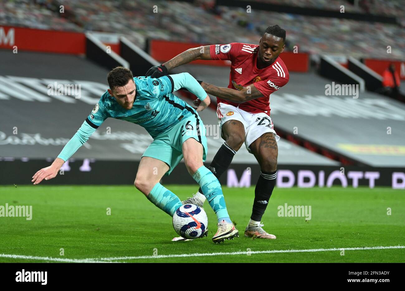 Andrew Robertson di Liverpool (a sinistra) e Aaron WAN-Bissaka di Manchester United combattono per la palla durante la partita della Premier League a Old Trafford, Manchester. Data immagine: Giovedì 13 maggio 2021. Foto Stock