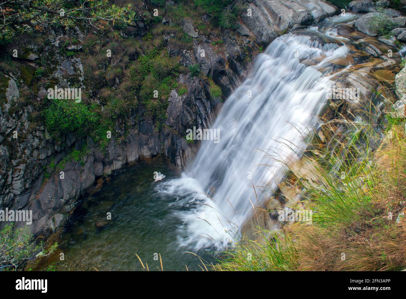 Vista della cascata di Popina Luka vicino alla città di Sandanski, Pirin montagna, Bulgaria Foto Stock