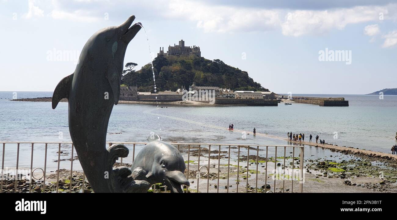 Dolphin Fountain, St Michaels Mount, Penzance, Cornovaglia, Regno Unito. 12.10,2021 St Michael's Mount è un'isola marea di Mount's Bay, in Cornovaglia, uno Foto Stock