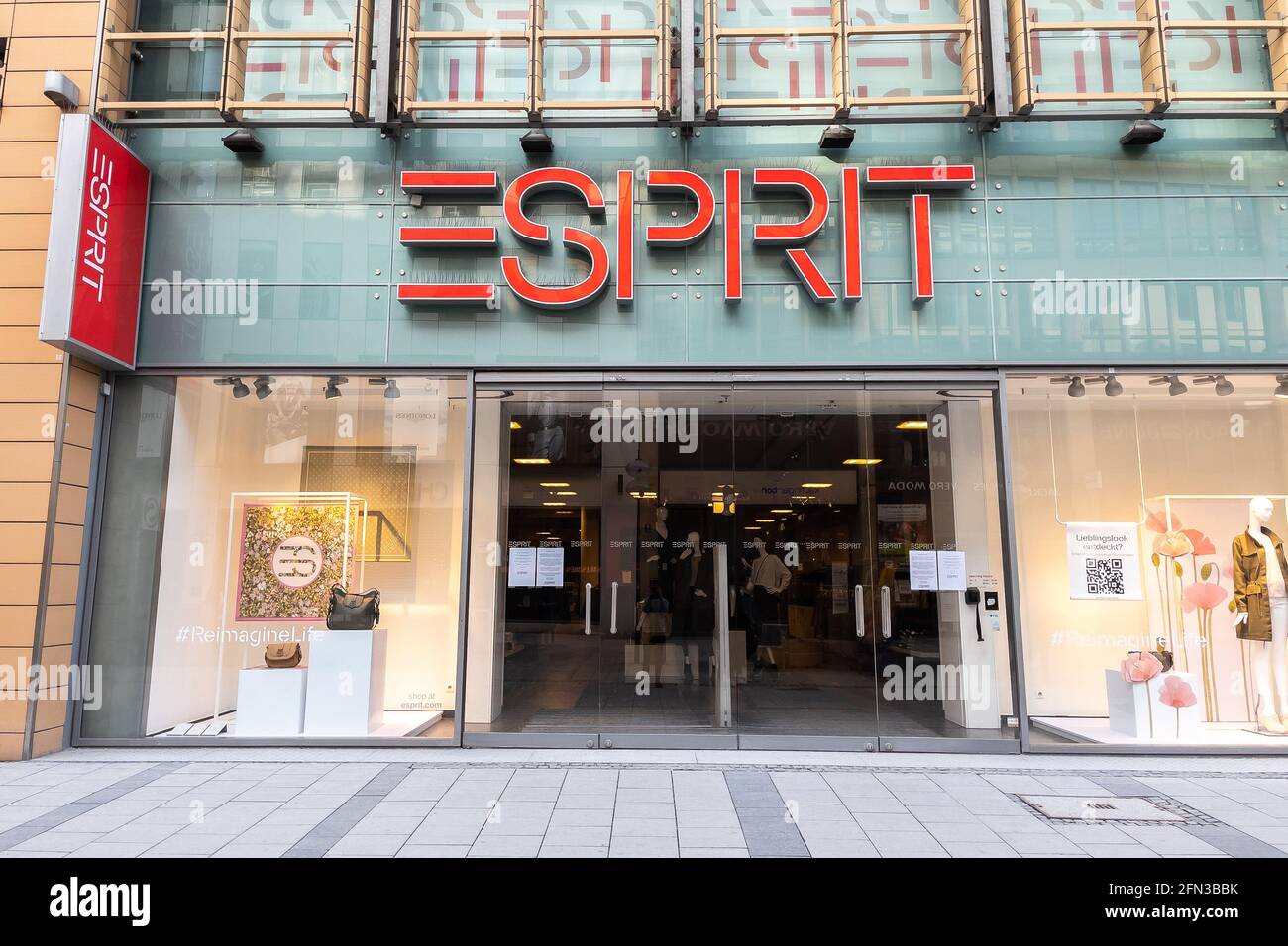 Segno Esprit Store nel centro di Monaco Foto stock - Alamy