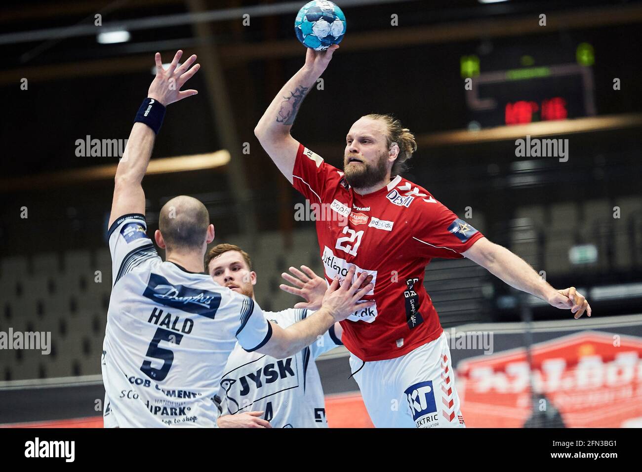 Aalborg, Danimarca. 13 maggio 2021. Henrik Mollgaard (21) di Aalborg Handball visto nel quarto finale della EHF Champions League tra Aalborg Handball e SG Flensburg-Handewitt alla Jutlander Bank Arena di Aalborg. (Photo Credit: Gonzales Photo/Alamy Live News Foto Stock