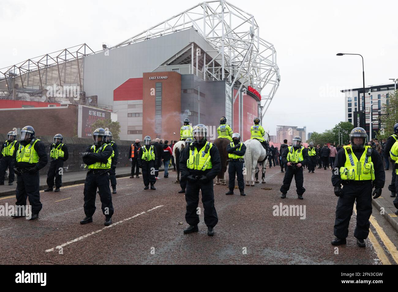 Manchester, Regno Unito. 13 2021 maggio: Le folle si riuniscono e si marciano intorno al terreno. Protesta a Manchester. REGNO UNITO . Protesta contro Old Trafford. I manifestanti stanno rallying contro owners.Manchester United Fans sono Anti Glazers i proprietari americani. Credito immagine : garyroberts/worldwidefeatures.com credito: GARY ROBERTS/Alamy Live News Foto Stock