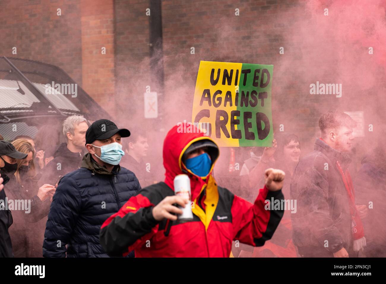 Manchester, Regno Unito. 13 2021 maggio: Le folle si riuniscono e si marciano intorno al terreno. Protesta a Manchester. REGNO UNITO . Protesta contro Old Trafford. I manifestanti stanno rallying contro owners.Manchester United Fans sono Anti Glazers i proprietari americani. Credito immagine : garyroberts/worldwidefeatures.com credito: GARY ROBERTS/Alamy Live News Foto Stock