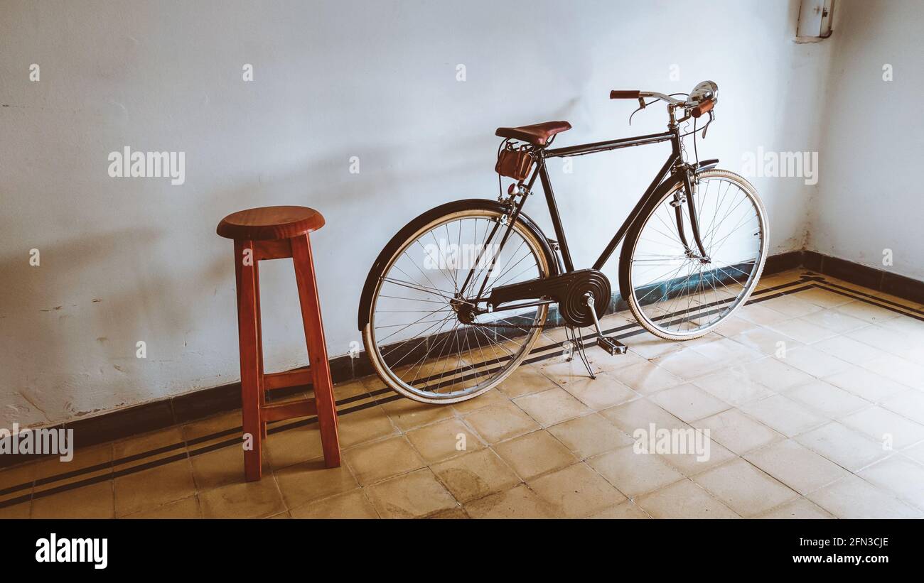 l'uomo va in un barbiere d'epoca per tagliare i capelli, la bicicletta è un ornamento o è il mezzo di trasporto del proprietario Foto Stock