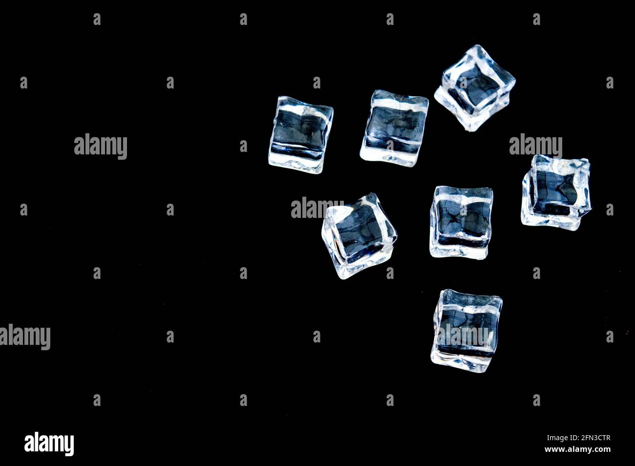 Ghiaccio trasparente a forma di cubo. Cubetti di ghiaccio in acrilico artificiale o plastica. Foto Stock
