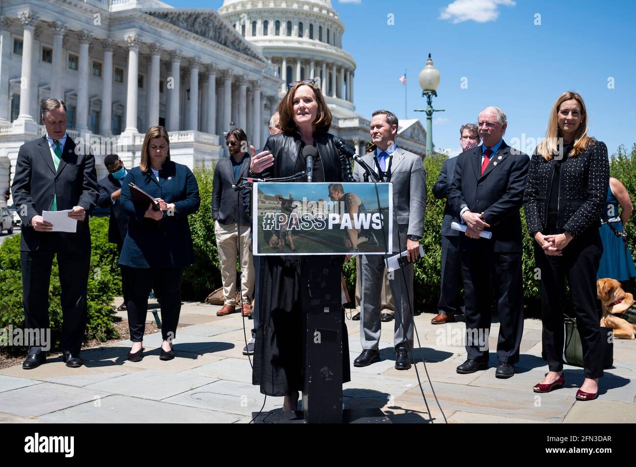 Washington, DC, Stati Uniti. 13 maggio 2021. 13 maggio 2021 - Washington, DC, Stati Uniti: Rappresentante degli Stati Uniti KATHLEEN RICE (D-NY) parlando ad una conferenza stampa su H.R. 1448, il Puppies che assiste i servicemembres feriti (PAWS) per il Veterans Therapy Act. Credit: Michael Brochstein/ZUMA Wire/Alamy Live News Foto Stock