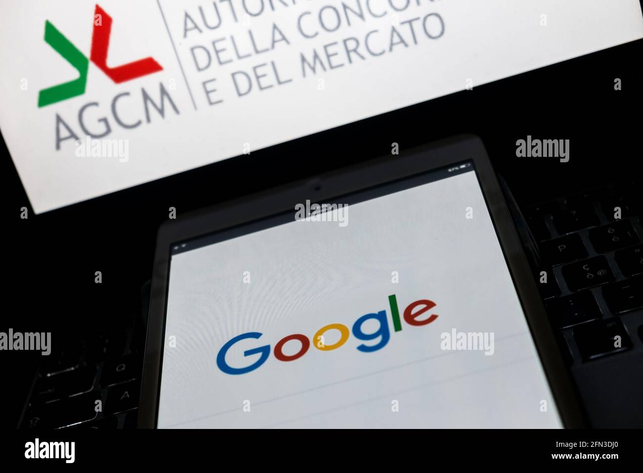 Roma, Italia. 13 maggio 2021. Composizione fotografica del simbolo del motore di ricerca di Google rappresentato su un personal computer e smartphone, l'autorità garante della concorrenza e del mercato ha imposto una multa di oltre 102 milioni di euro alla società Alphabet e alle sue controllate Google e Google Italia per l'esclusione da Android Auto JuicePass, L'applicazione Enel X per la ricerca e la prenotazione di stazioni di ricarica per auto elettriche. (Foto di Andrea Ronchini/Pacific Press) Credit: Pacific Press Media Production Corp./Alamy Live News Foto Stock