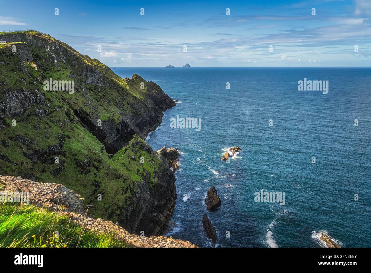 Alte scogliere di Kerry con vista su Great Skellig o Skellig Michael e le isole di Little Skellig dove sono state girate le Guerre Stellari, Ring of Kerry, Irlanda Foto Stock