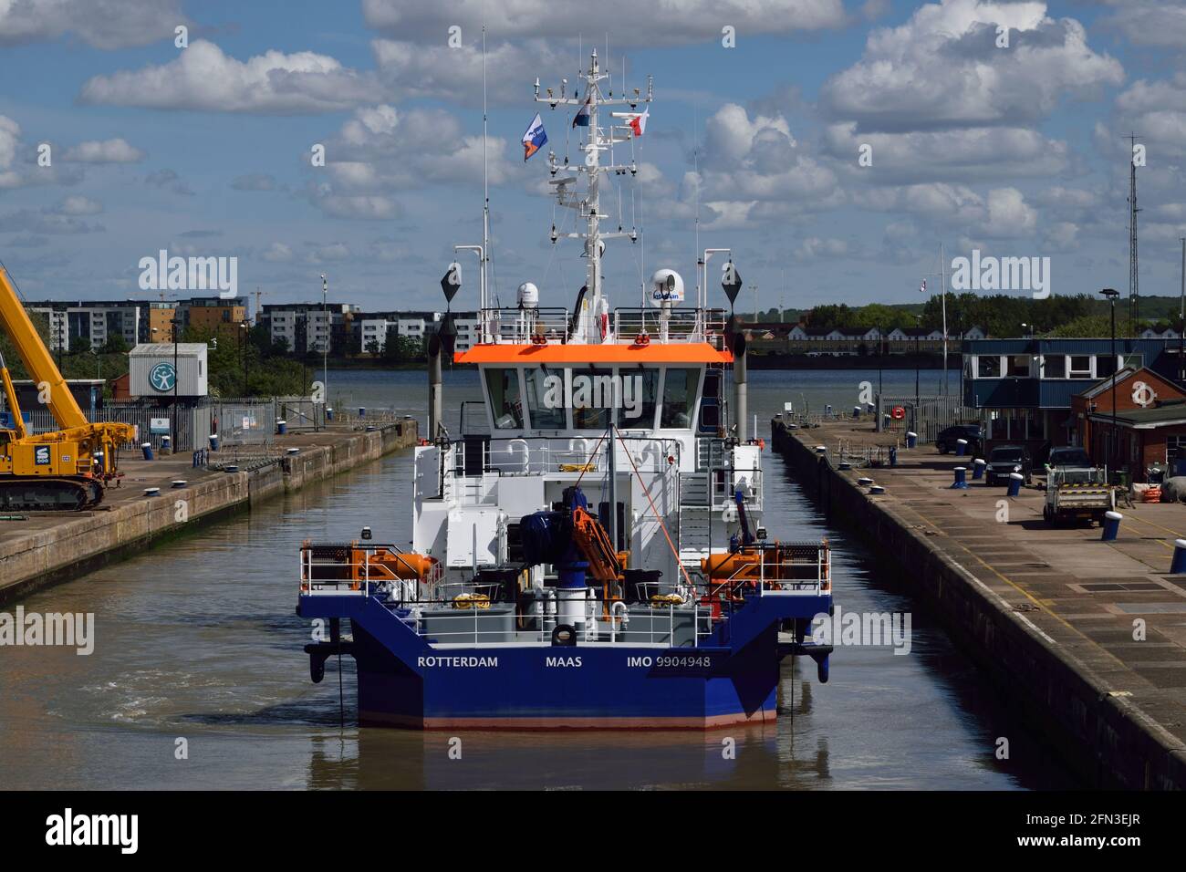 Ibrido alimentato acqua-iniezione draga Maas lavorando intorno al re George V Lock a Londra Foto Stock