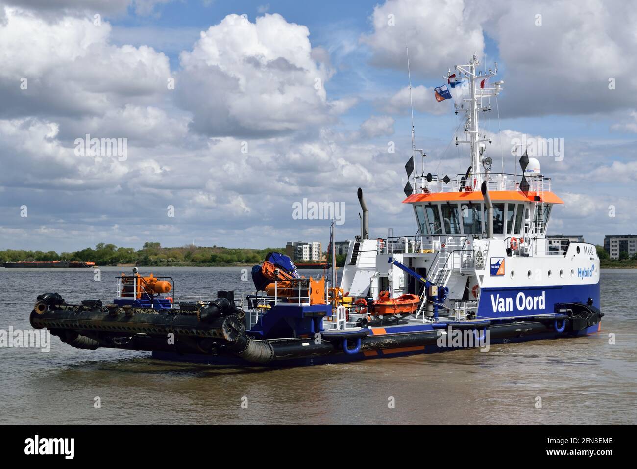 Ibrido alimentato acqua-iniezione draga Maas lavorando intorno al re George V Lock a Londra Foto Stock