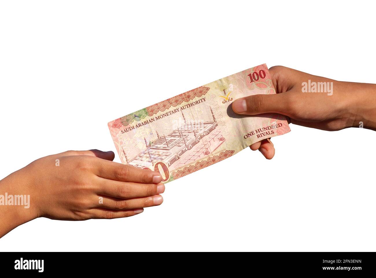 Mano dei bambini asiatici con 100 Riyal, la valuta dell'Arabia Saudita, concetto di dare, carità, Eid Mubarak. Messa a fuoco selezionata e isolata sulla parte posteriore bianca Foto Stock