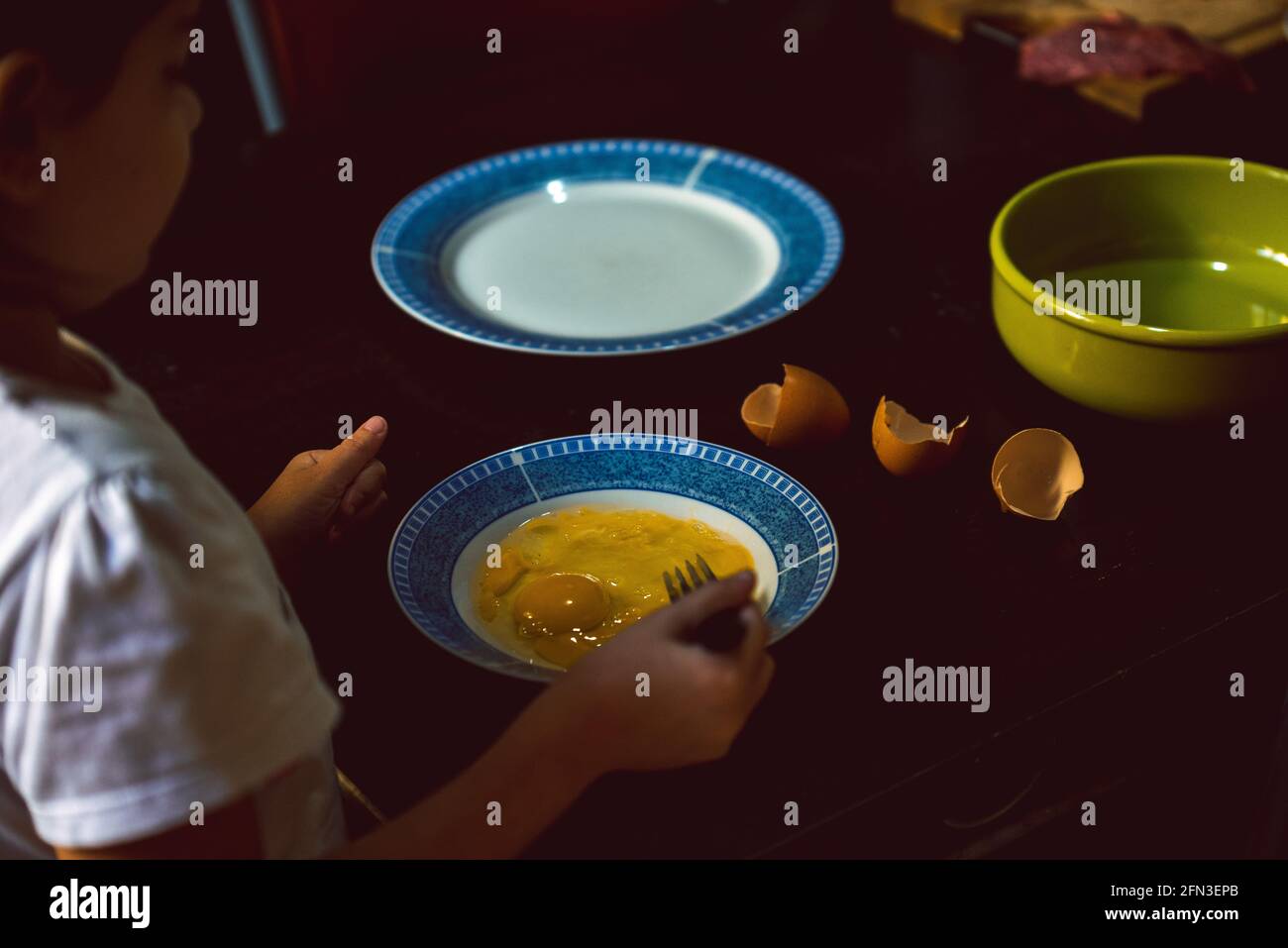 Preparare il cibo con una ricetta, uova e farina, in questi tempi di quarantena a casa. Foto Stock