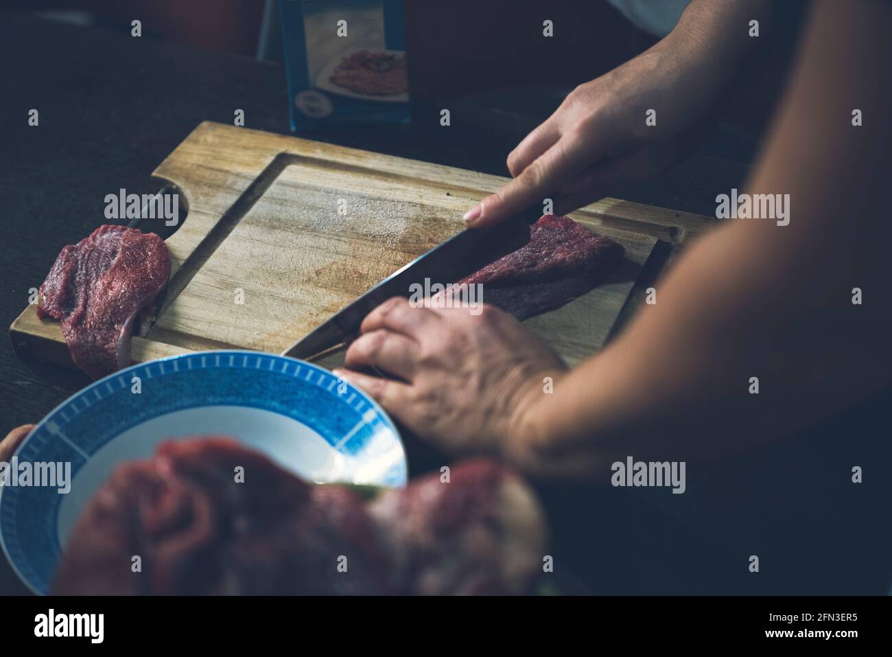 Preparare il cibo con una ricetta, uova e farina, in questi tempi di quarantena a casa. Foto Stock