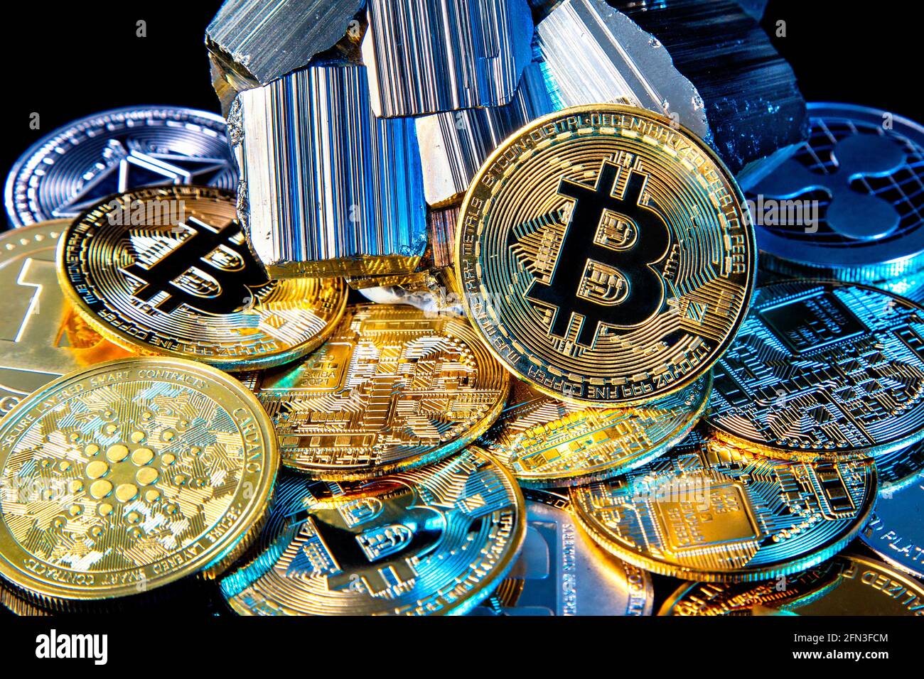 Monete da criptocurrenza e bitcoin contro roccia minerale - estrazione di cripto concetto Foto Stock