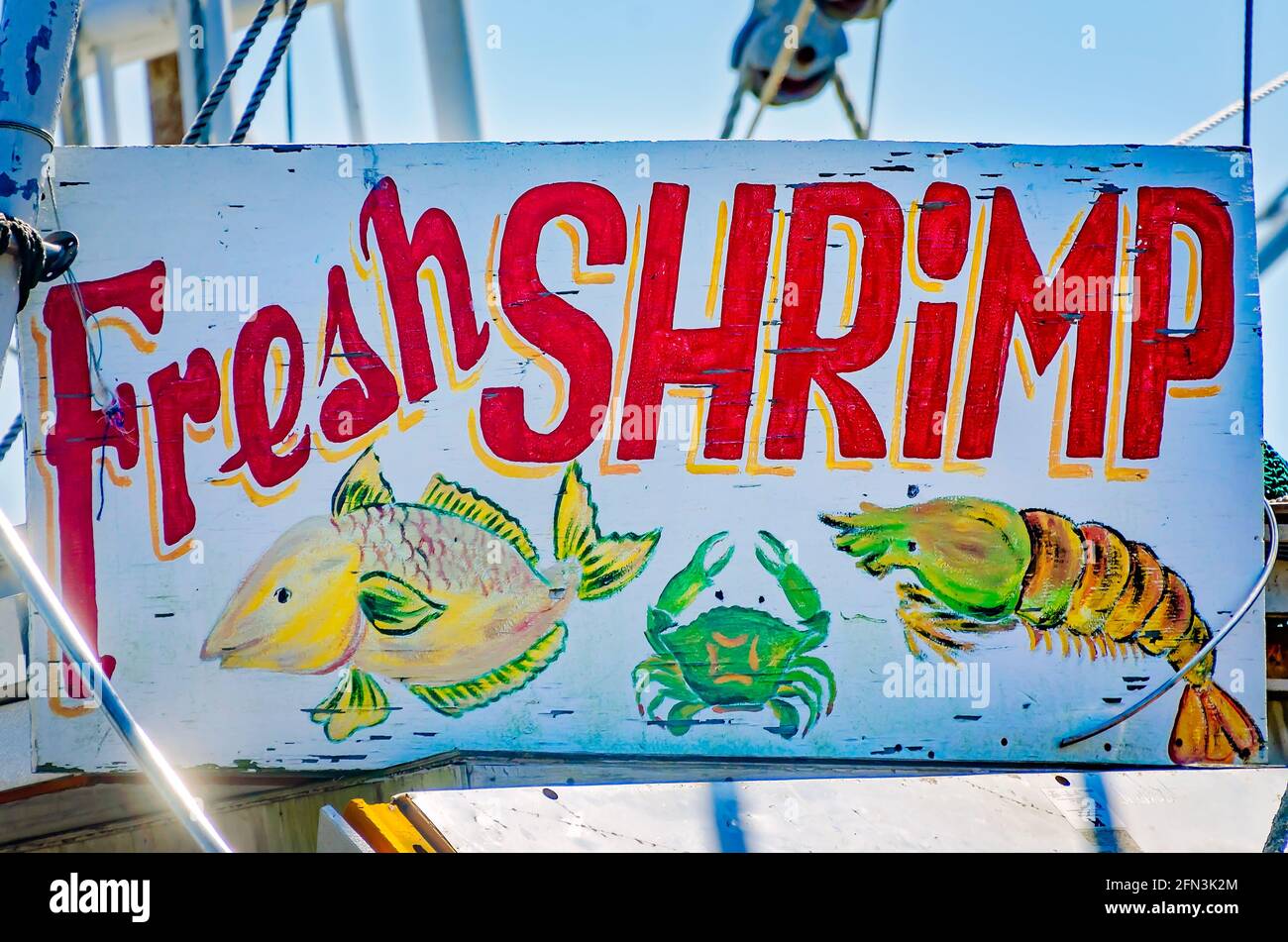 Un cartello di gamberetti freschi è appeso su una barca di gamberetti a Biloxi Small Craft Harbour, 8 maggio 2021, a Biloxi, Mississippi. Foto Stock