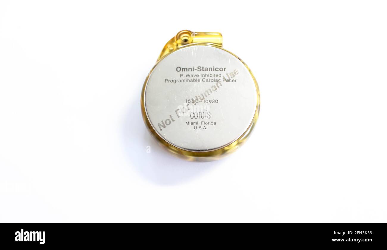 Stimolatore cardiaco vintage Omni-Stanicor prodotto da CORDIS. Pacemaker impiantabile, plastica trasparente racchiudente la meccanica interna visibile. Strumento cardiologico Foto Stock