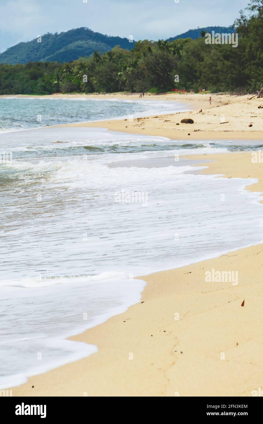 Onde lungo la spiaggia di Palm Cove a Queensland, Australia Foto Stock