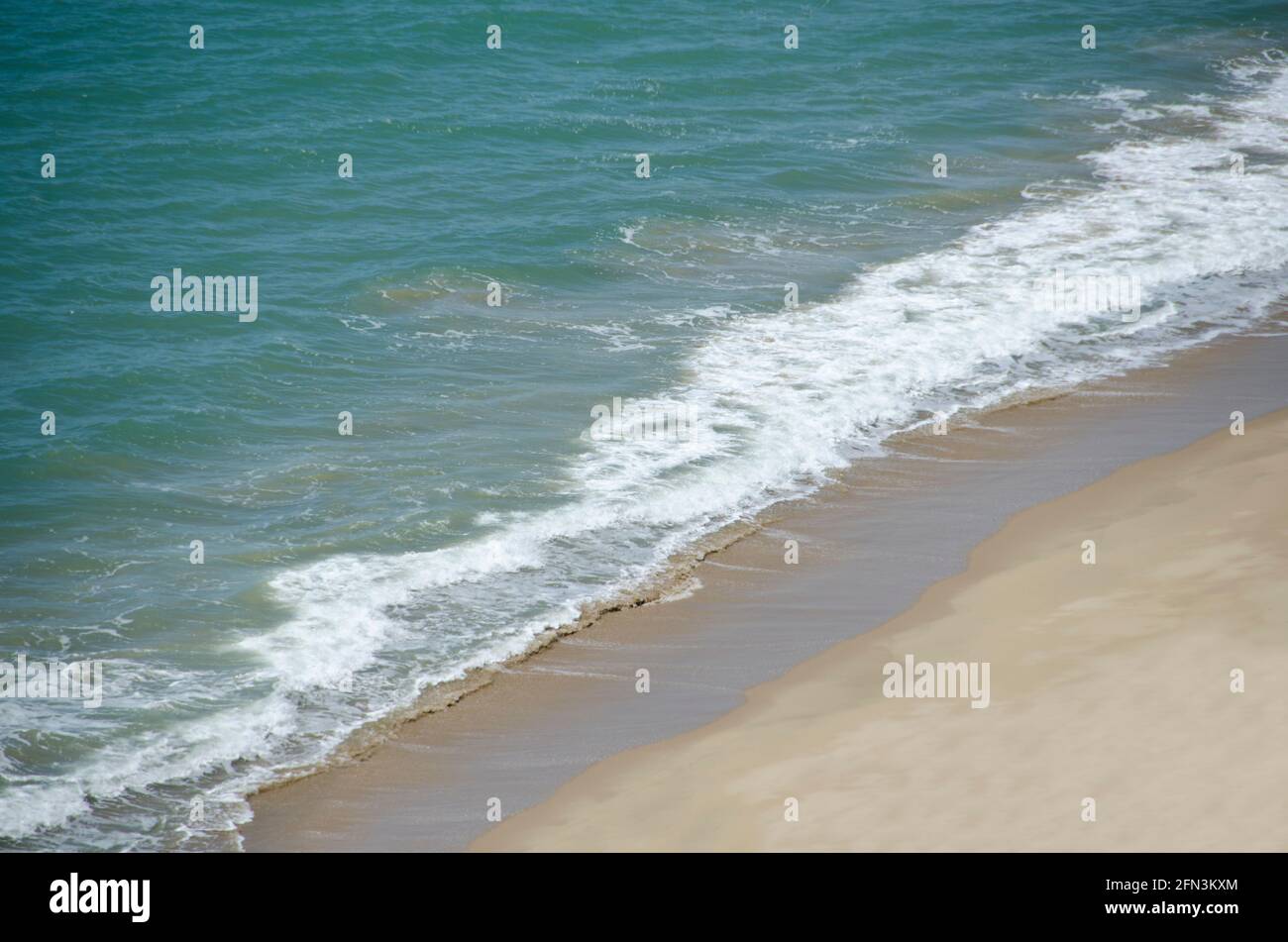 Oceano e spiaggia nel tropicale Queensland del Nord Foto Stock