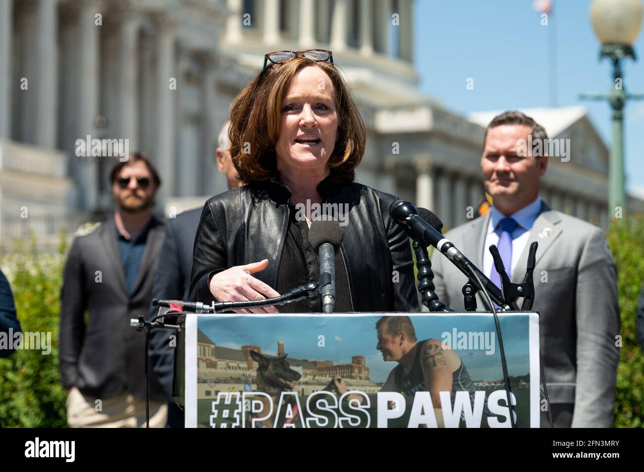 Washington, Stati Uniti. 13 maggio 2021. Il rappresentante degli Stati Uniti Kathleen Rice (D-NY) parla ad una conferenza stampa circa il S.R. 1448, il Puppies che assiste i servicemememembers feriti (PAWS) per il Veterans Therapy Act. Credit: SOPA Images Limited/Alamy Live News Foto Stock