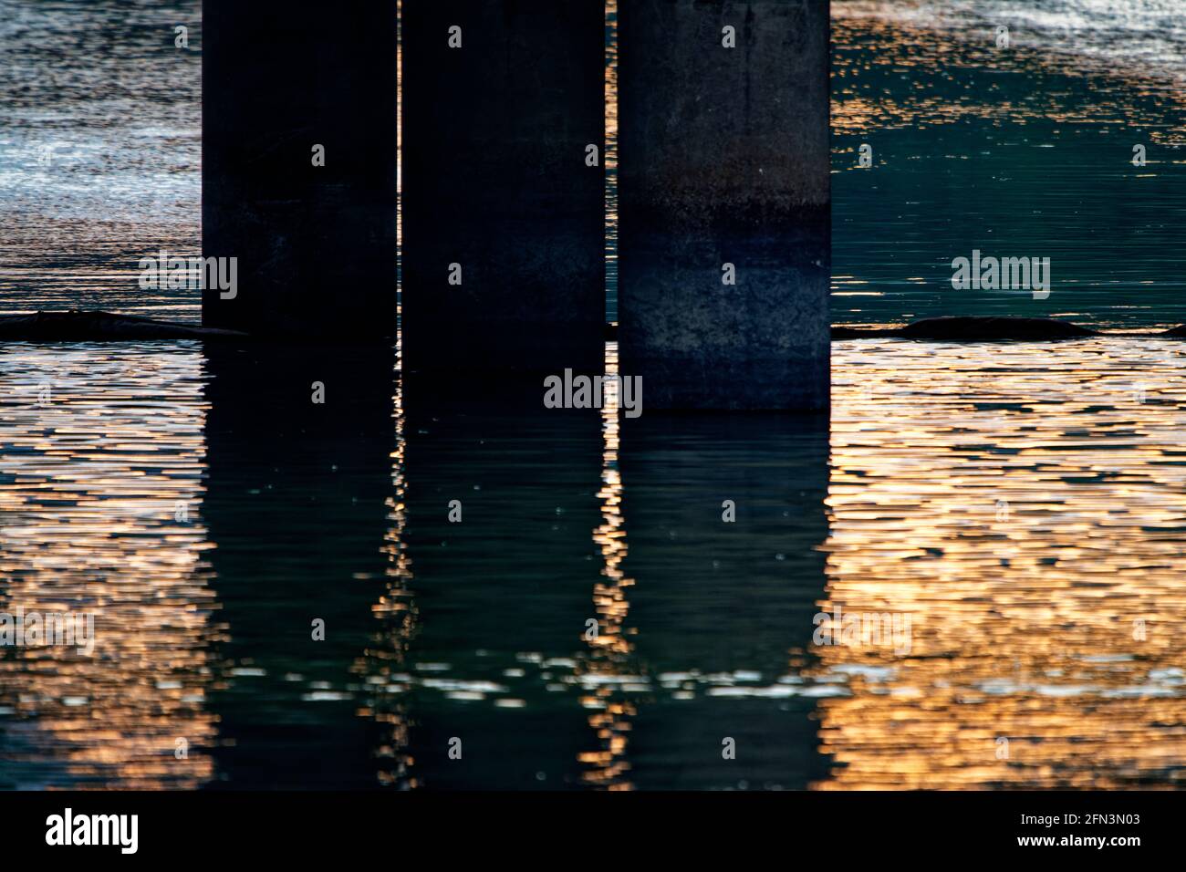 Forme simmetriche riflessi e tramonto Foto Stock