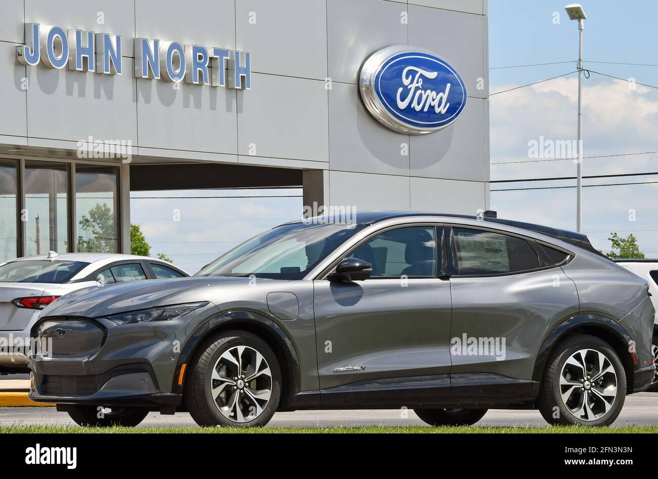 Emporia, Kansas, Stati Uniti. 12 maggio 2021. Un nuovo SUV Mustang Mach-E4X elettrico da 2021 guado da 5 passeggeri in esposizione per la vendita presso la concessionaria Ford locale a Emporia, Kansas, il 12 maggio 2021. Credit: Mark Reinstein/Media Punch/Alamy Live News Foto Stock