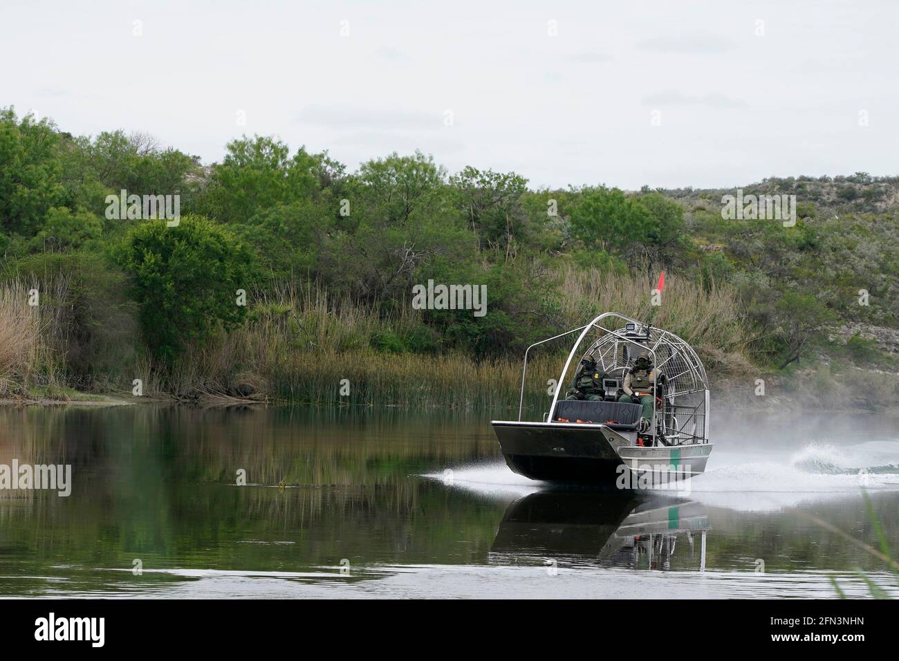 Del Rio, Stati Uniti. 13 maggio 2021. Pattugliamento aereo della pattuglia di frontiera degli Stati Uniti pattuglia il confine di Rio Grande US/Maxican. Secondo stime non ufficiali, circa 200,000 migranti sono passati negli Stati Uniti lungo il confine meridionale dal febbraio 2021. Credit: SOPA Images Limited/Alamy Live News Foto Stock
