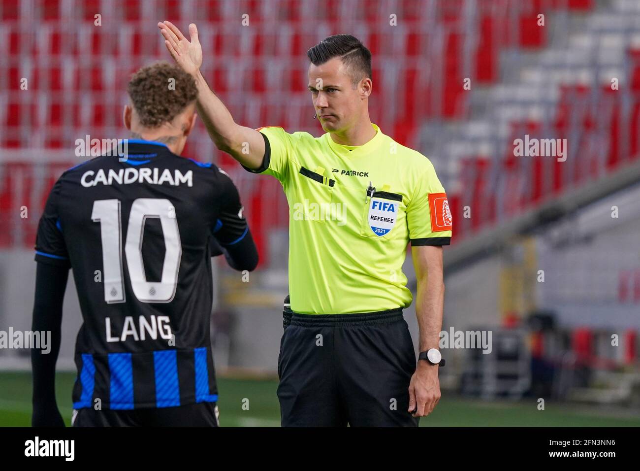 ANVERSA, BELGIO - MAGGIO 13: Noa Lang del Club Brugge e arbitro Bram van Driessche durante la partita della Jupiler Pro League tra il Royal Antwerp FC e il Clu Foto Stock