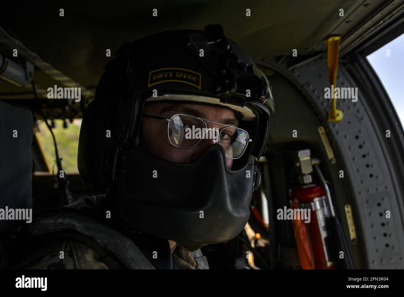 12 maggio 2021, la Union, El Salvador: Il soldato DELLE forze aeree STATUNITENSI guarda su un volo in elicottero Black Hawk UH-60L. Il comando meridionale degli Stati Uniti Joint Task Force-Bravo ha eseguito operazioni congiunte a El Salvador, Guatemala e Honduras, dove ha fornito assistenza medica agli ospedali e alle comunità locali. Nella città di la Union sono stati dispiegati circa 60 militari statunitensi per aiutare un ospedale e piccole isole che non avevano assistenza medica. Durante l'uragano ETA e IOTA, la Joint Task Force-BRAVO ha salvato 810 civili e ha erogato 349,500 libbre di aiuto. (Credit Image: © Camilo Freedman/SOPA Images Foto Stock