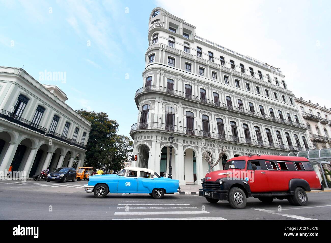 L'Avana, Cuba. 13 maggio 2021. I veicoli guidano su una strada a l'Avana, Cuba, 13 maggio 2021. Nuove varianti del coronavirus che si ritiene siano entrate a Cuba negli ultimi mesi sono state legate a tassi di trasmissione più elevati, casi più gravi di malattia e un aumento dei decessi nel paese dei Caraibi, ha detto il quotidiano ufficiale Granma giovedì. Credit: Joaquin Hernandez/Xinhua/Alamy Live News Foto Stock