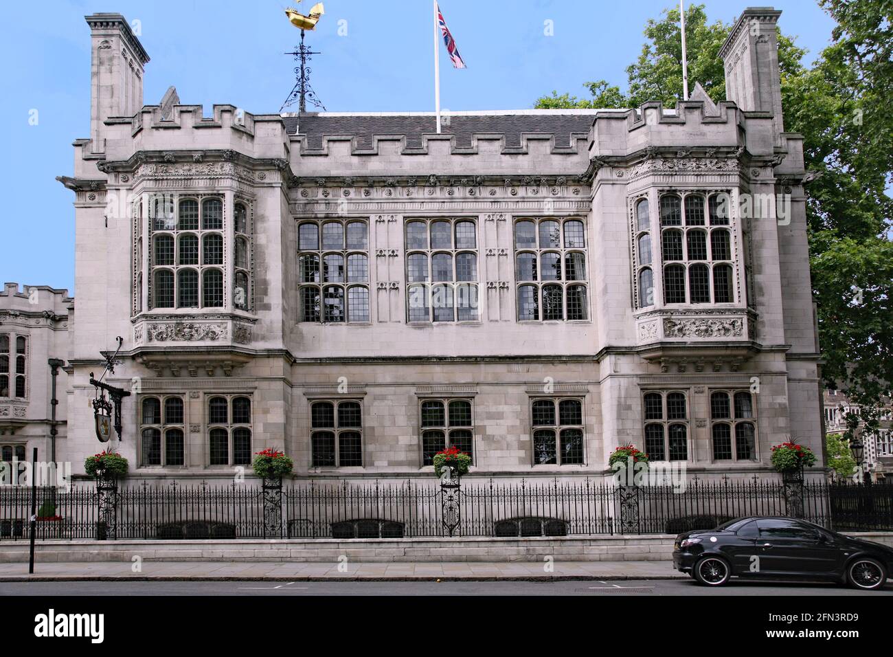 Due Temple Place, palazzo neo-gotico fu costruito a Londra con vista sul Tamigi nel 1895 per William Waldorf Astor. Foto Stock